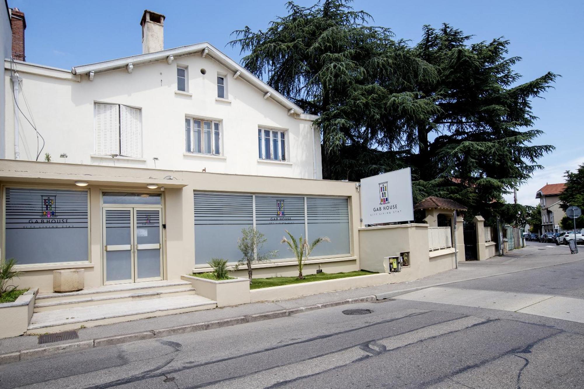 Gab House Hotel Bron Exterior photo