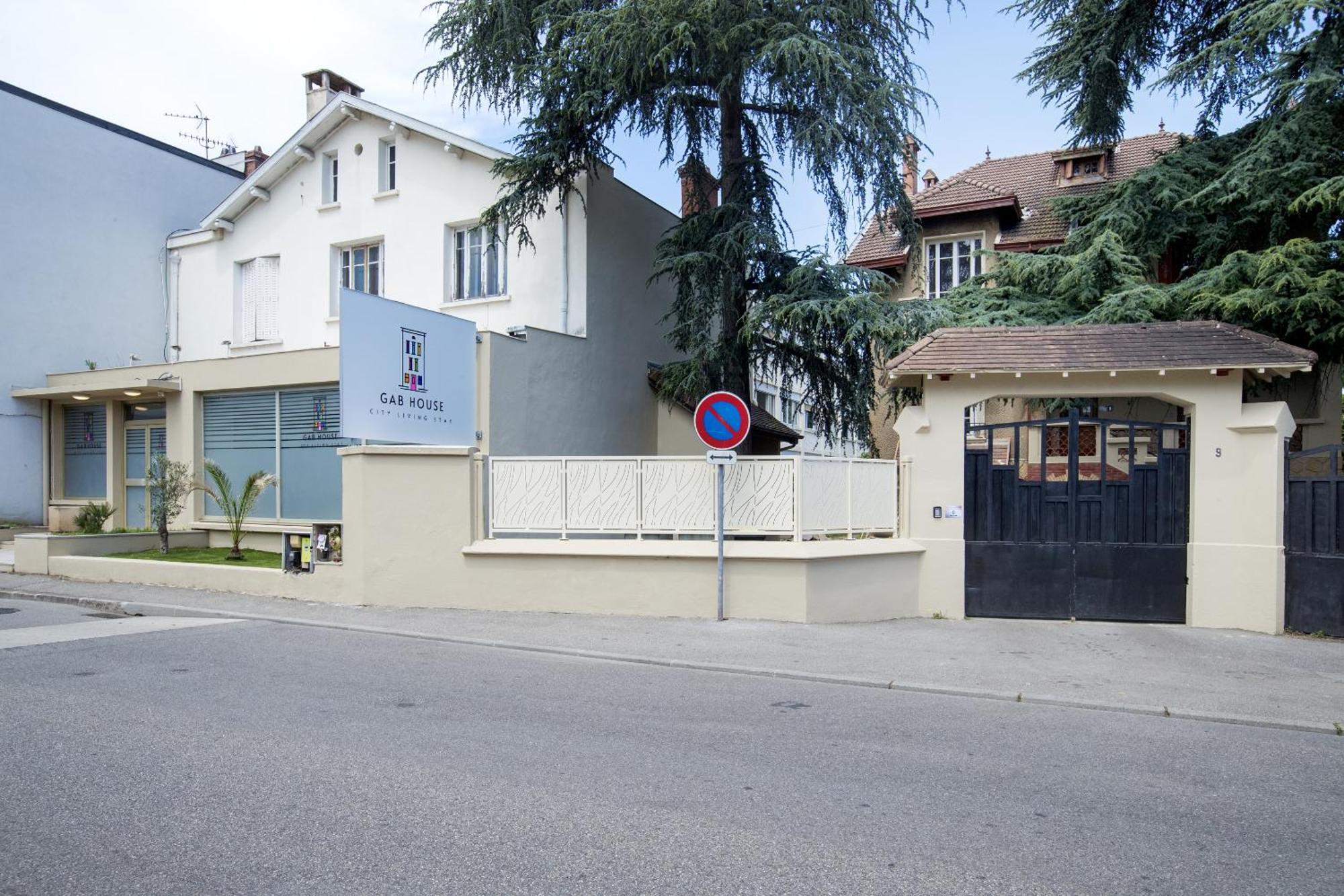 Gab House Hotel Bron Exterior photo